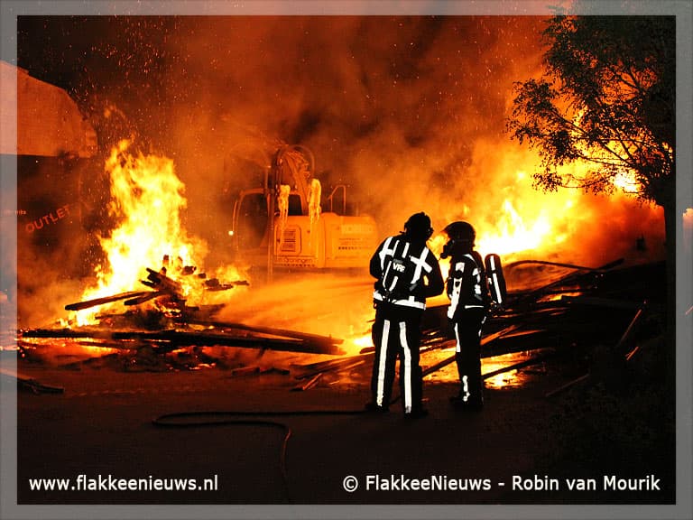 Sloopafval oude Ford garage in brand