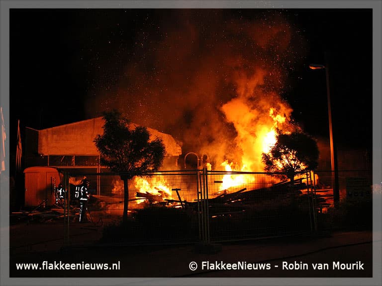 Sloopafval oude Ford garage in brand