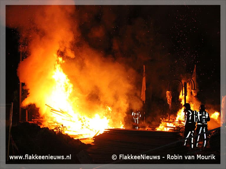 Sloopafval oude Ford garage in brand
