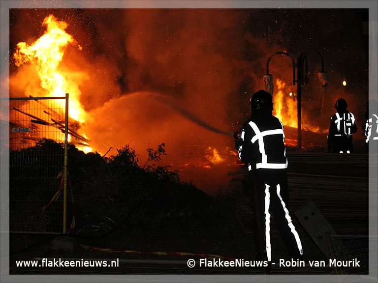 Sloopafval oude Ford garage in brand