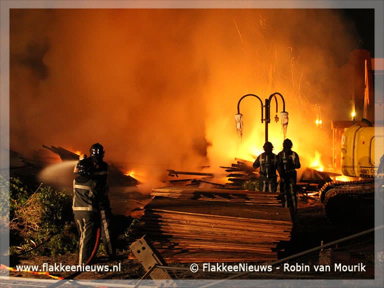 Sloopafval oude Ford garage in brand