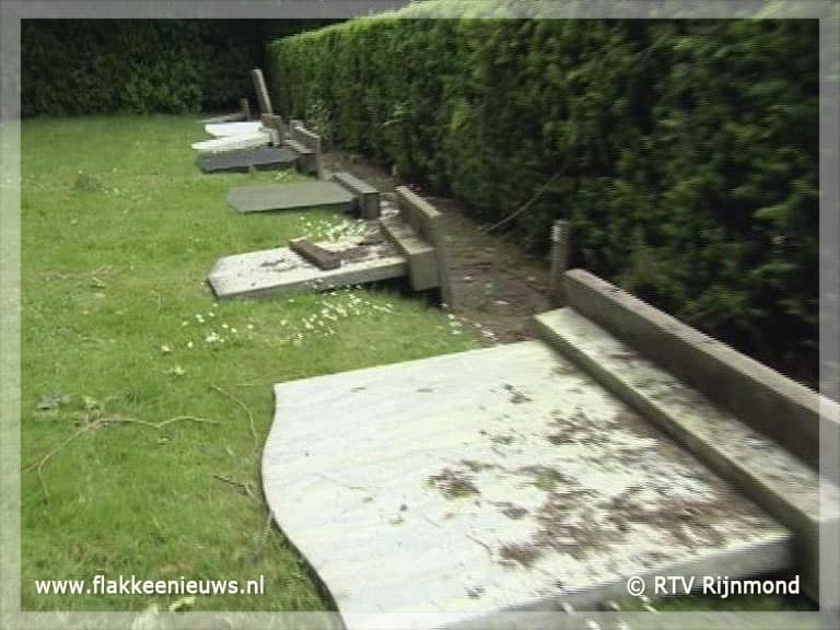 22 Graven vernield in Dirksland