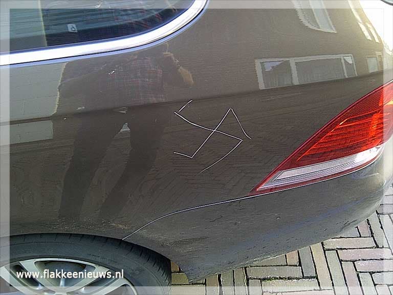 Hakenkruis op auto in Ouddorp