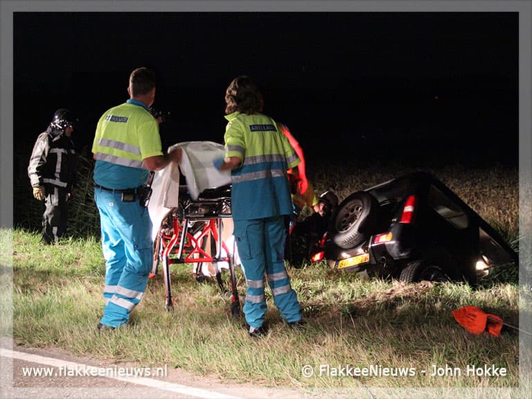 Auto te water bij Ooltgensplaat