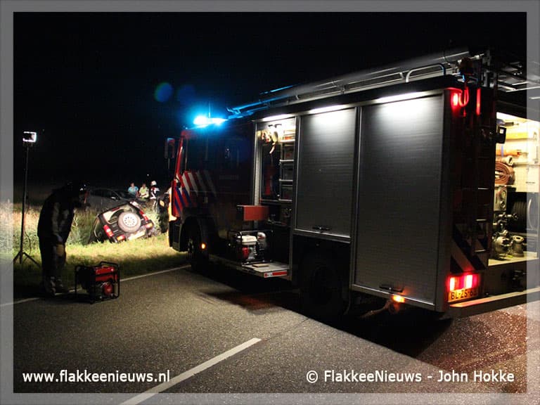 Auto te water bij Ooltgensplaat