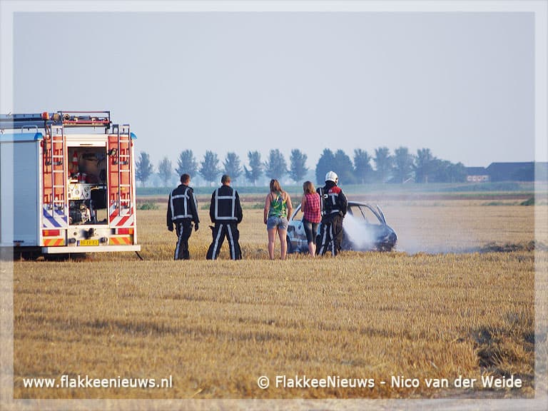 Auto brand uit op graanveld