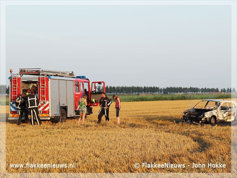 Auto brand uit op graanveld
