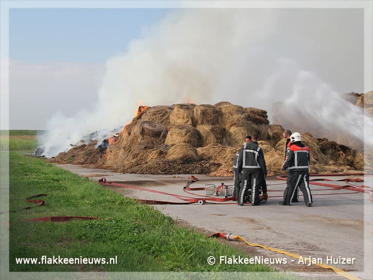 Hooibalen in brand bij Goedereede