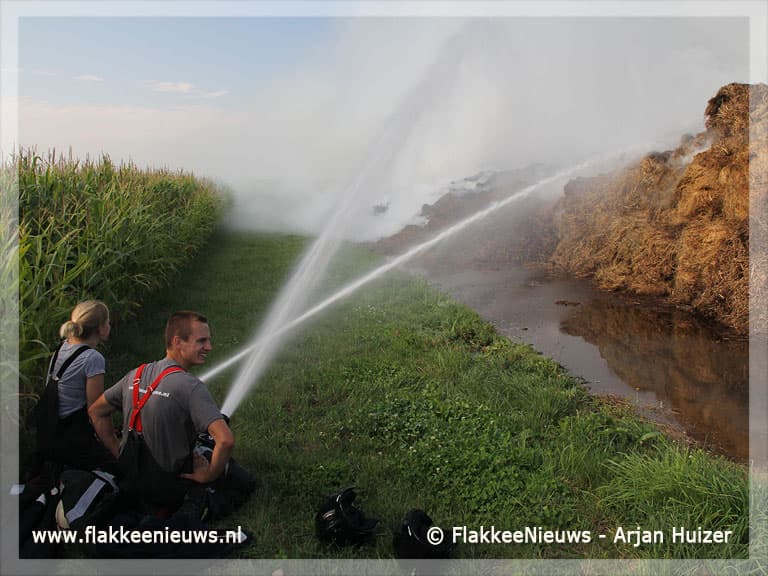 Hooibalen in brand bij Goedereede