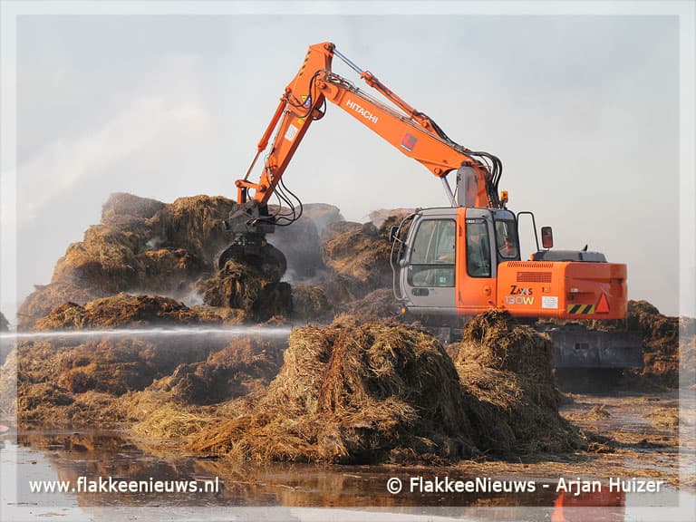 Hooibalen in brand bij Goedereede
