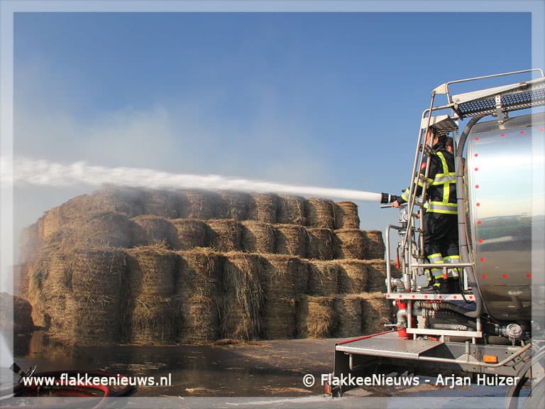 Hooibalen in brand bij Goedereede