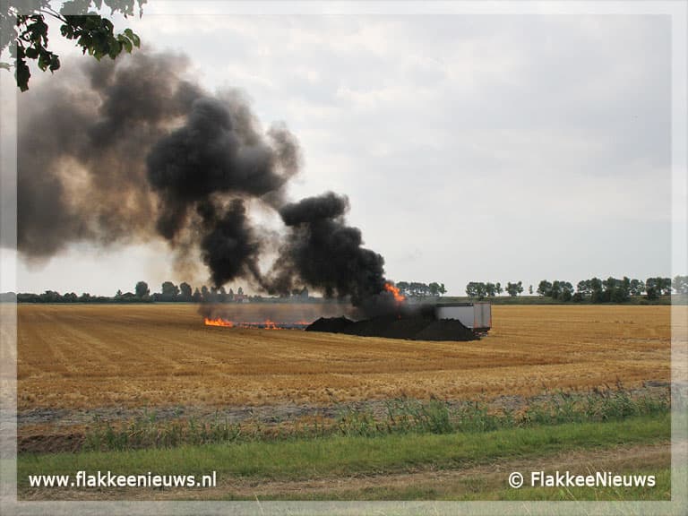 Vrachtwagen in brand op akkerland bij Herkingen