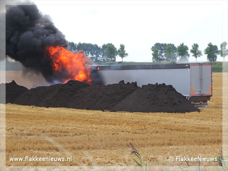 Vrachtwagen in brand op akkerland bij Herkingen