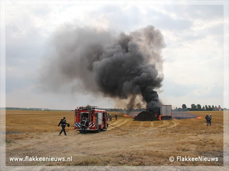 Vrachtwagen in brand op akkerland bij Herkingen