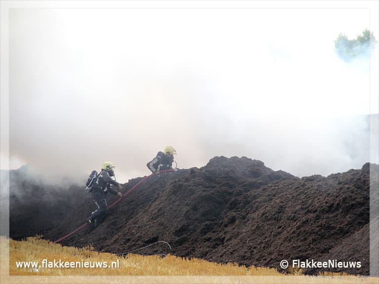 Vrachtwagen in brand op akkerland bij Herkingen