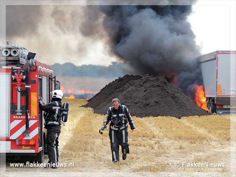 Vrachtwagen in brand op akkerland bij Herkingen
