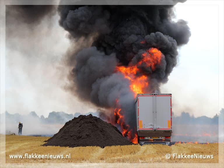 Vrachtwagen in brand op akkerland bij Herkingen
