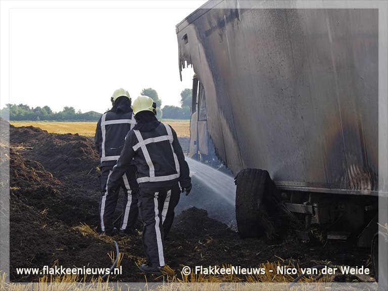 Vrachtwagen in brand op akkerland bij Herkingen