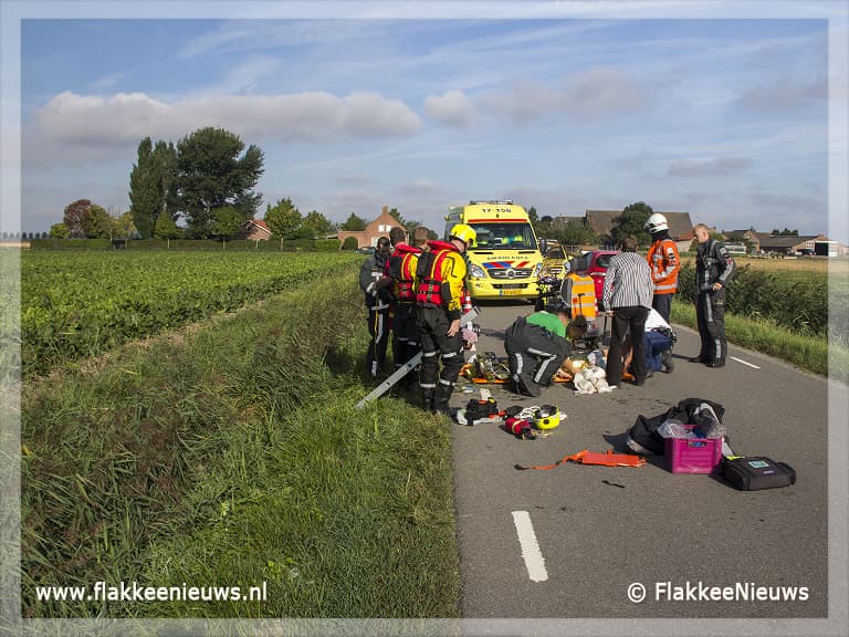 Oude mevrouw uit sloot gered