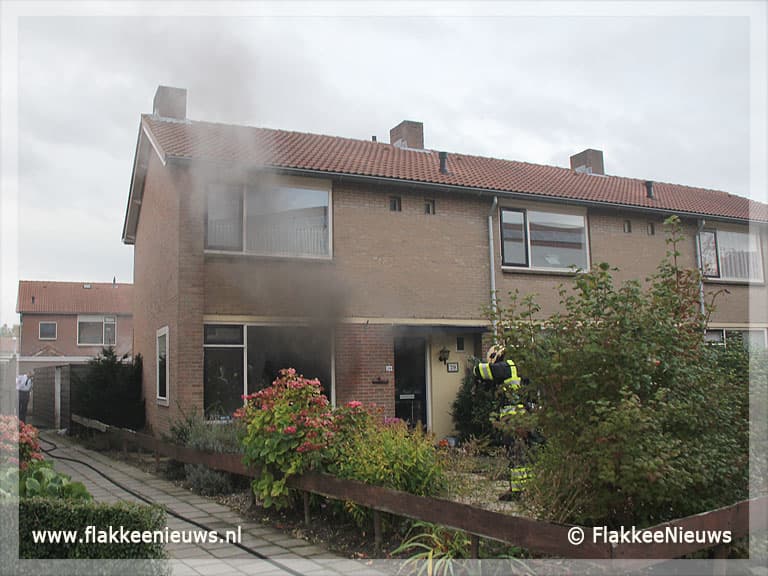 Brandweer haalt kat uit brandende woning