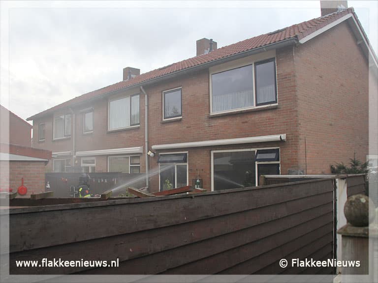 Brandweer haalt kat uit brandende woning