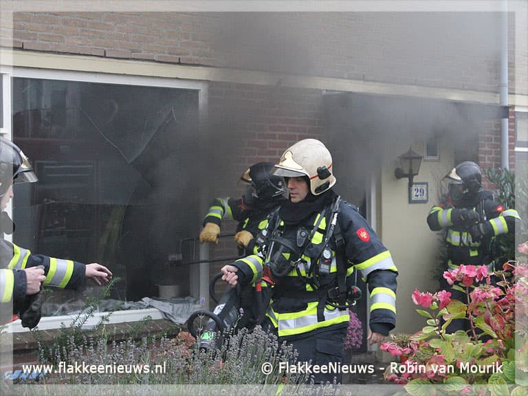 Brandweer haalt kat uit brandende woning