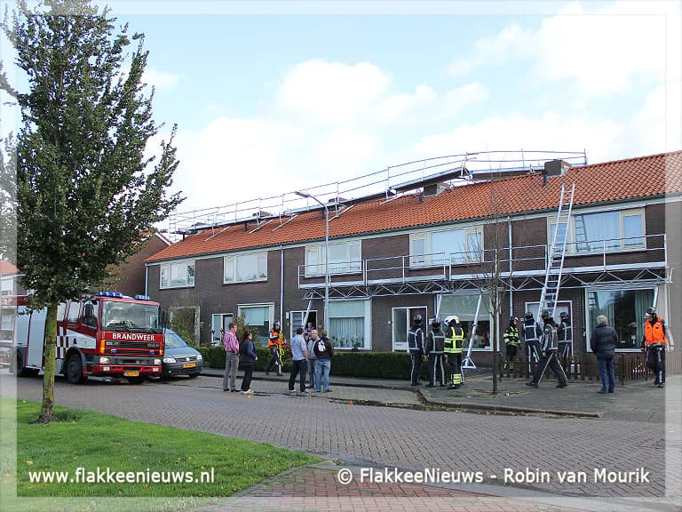 Steiger dreigt van dak af te waaien