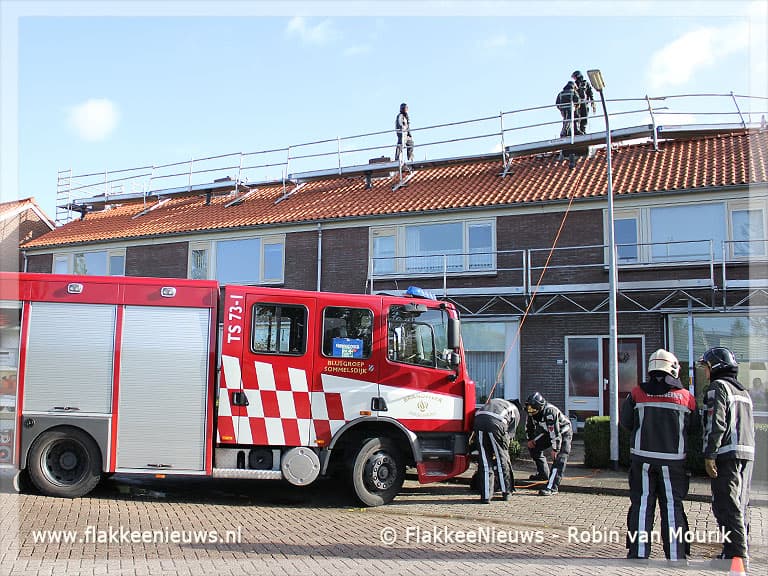 Steiger dreigt van dak af te waaien