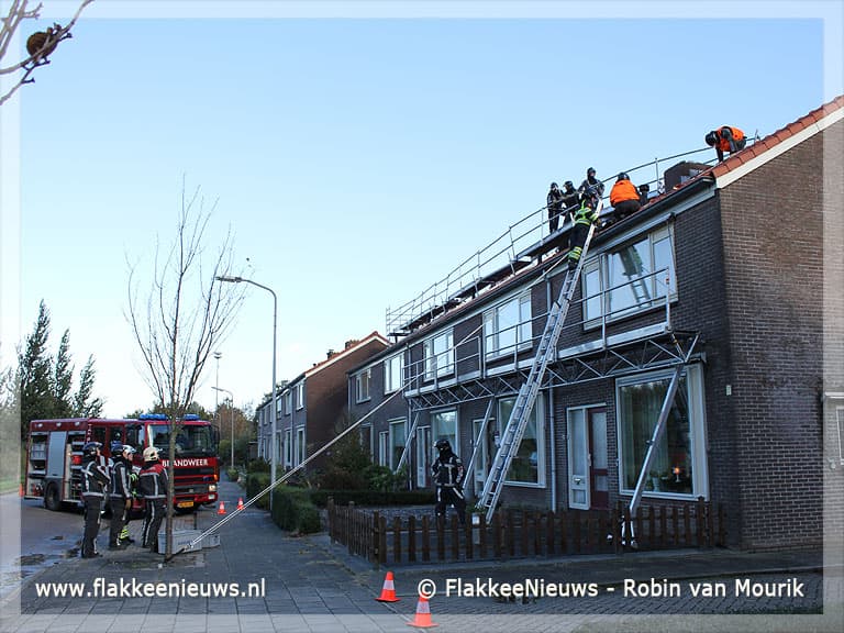 Steiger dreigt van dak af te waaien