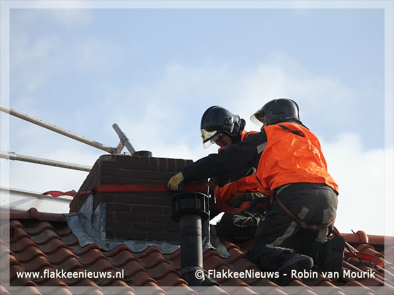 Steiger dreigt van dak af te waaien