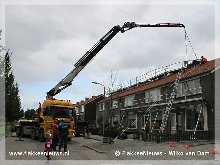 Steiger dreigt van dak af te waaien