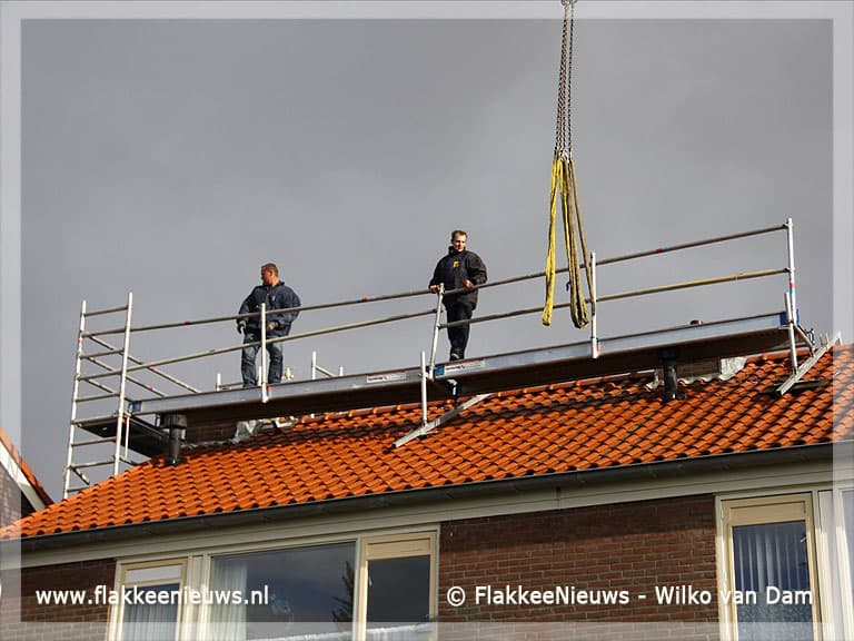 Steiger dreigt van dak af te waaien