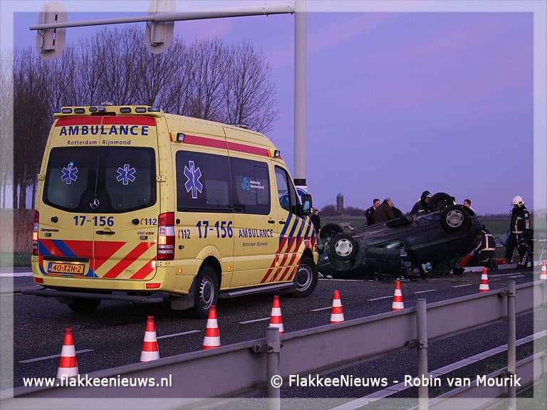 Auto over de kop op N59