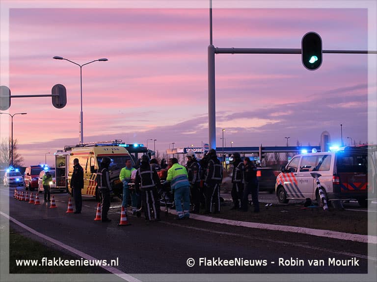 Auto over de kop op N59