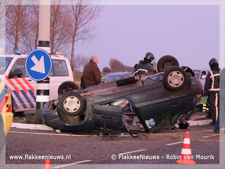 Auto over de kop op N59
