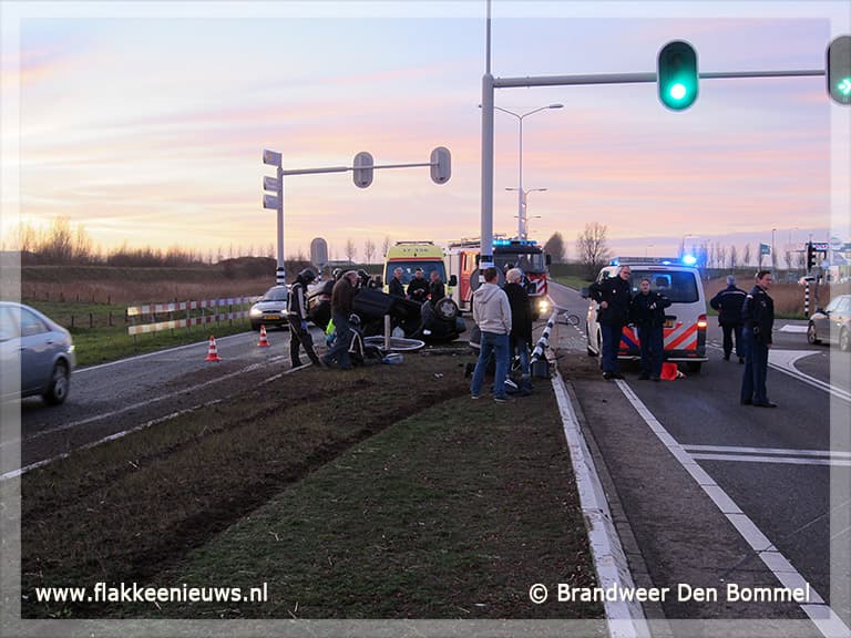Auto over de kop op N59