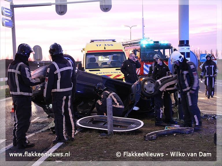 Auto over de kop op N59