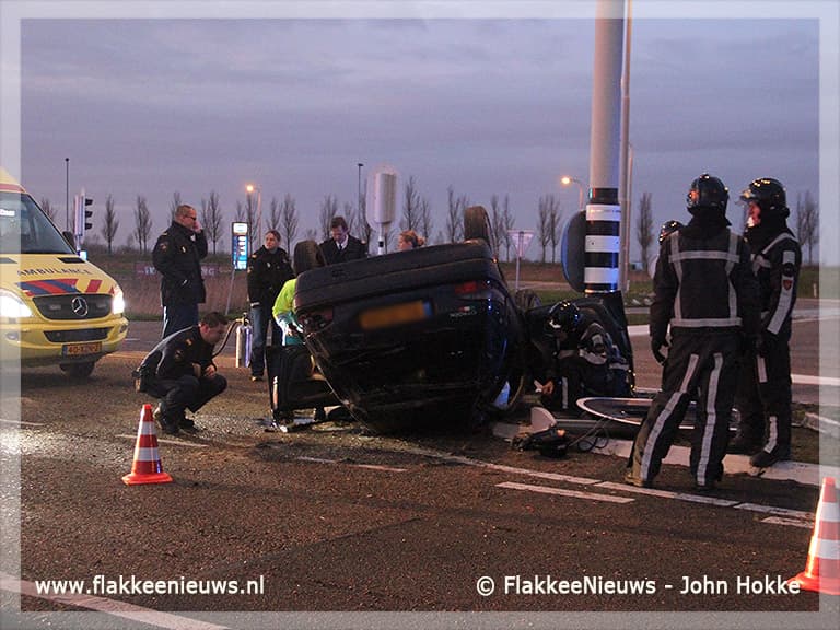 Auto over de kop op N59