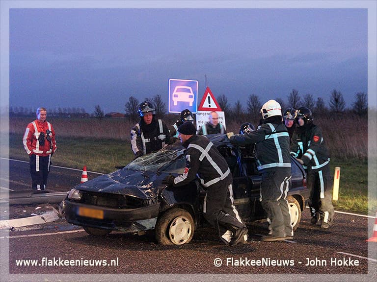 Auto over de kop op N59
