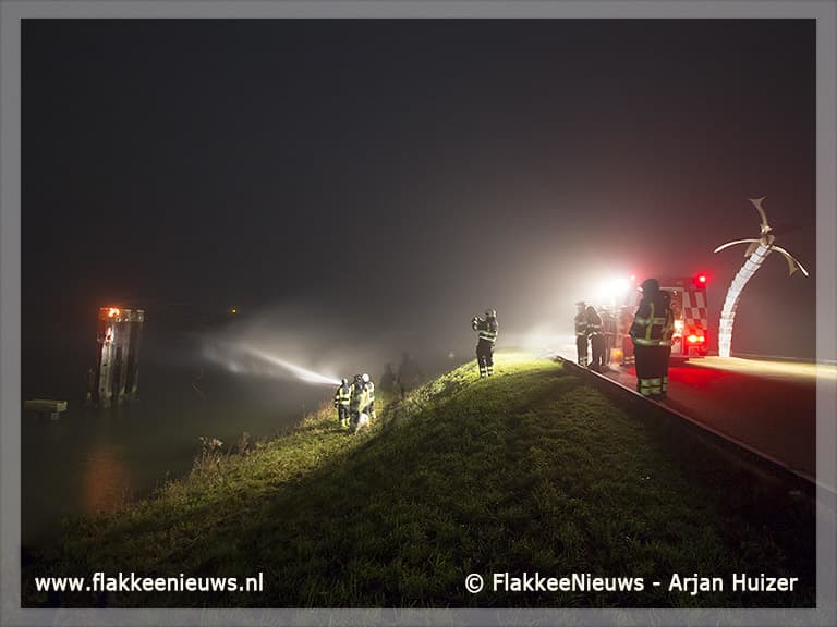 Meerpaal in brand bij Havenhoofd Middelharnis