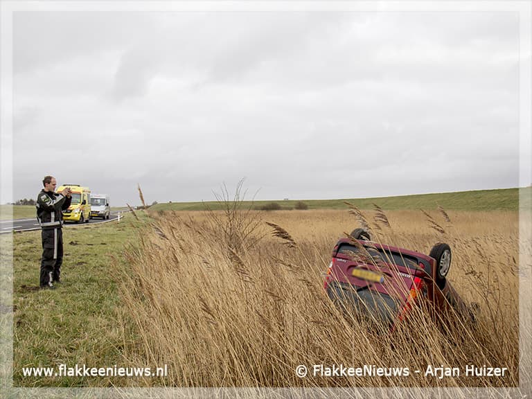 Auto van de weg, in de sloot
