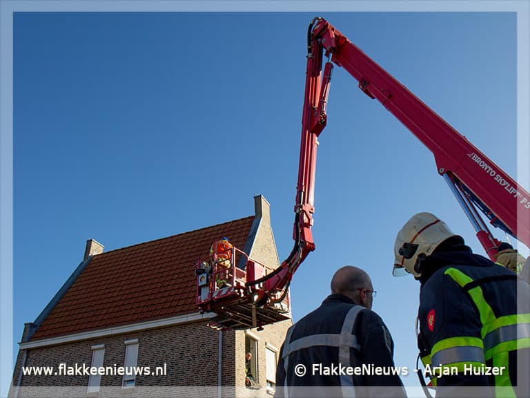 Hoogwerker assisteert ambulance