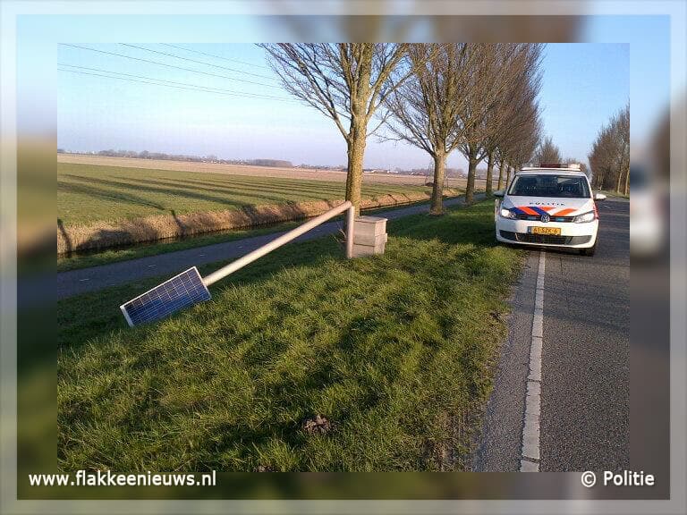 Vandaal zaagt zonnepaneelpaal om