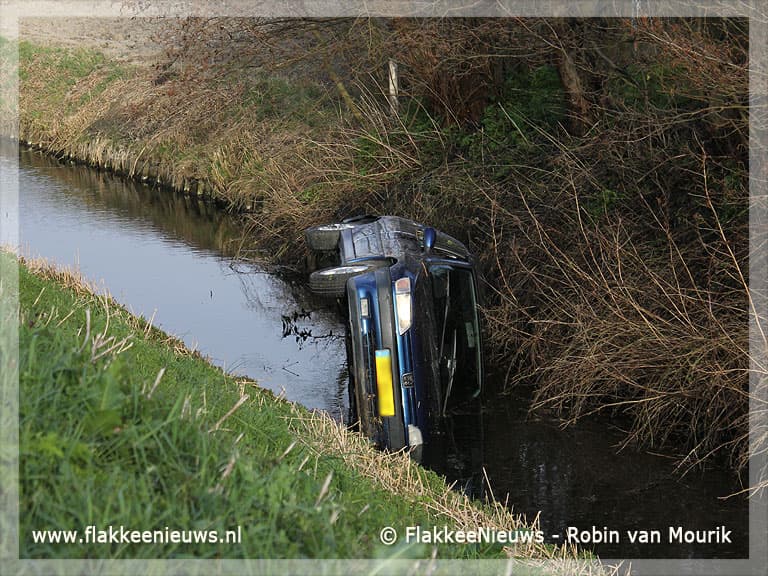 Auto in de sloot bij Dirksland