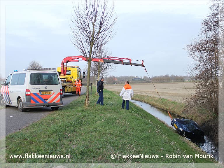 Auto in de sloot bij Dirksland