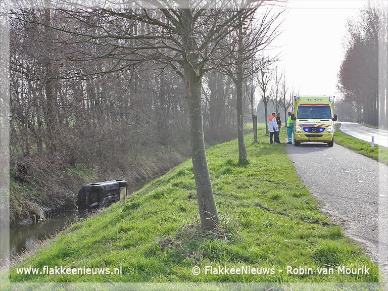 Auto in de sloot bij Dirksland