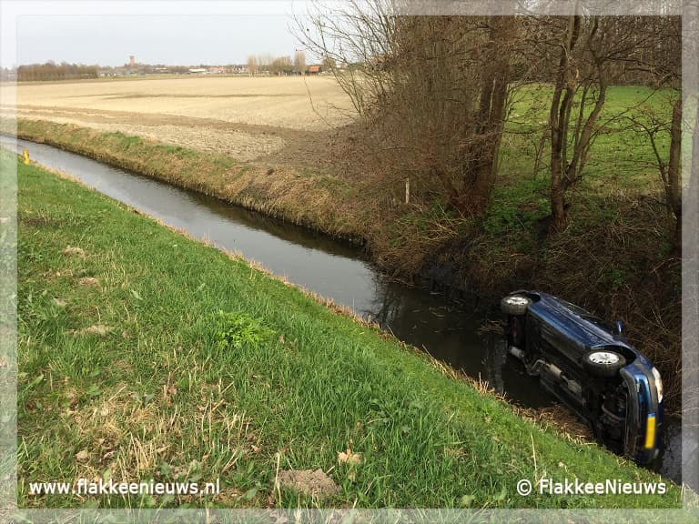 Auto in de sloot bij Dirksland