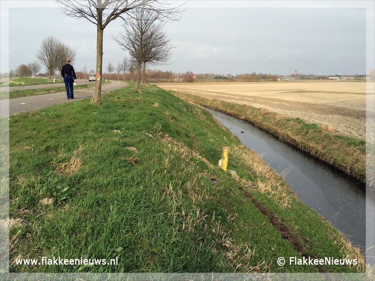 Auto in de sloot bij Dirksland