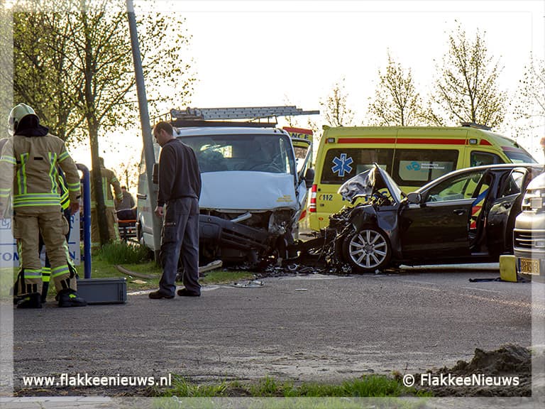 Frontale botsing op Korteweegje Dirksland