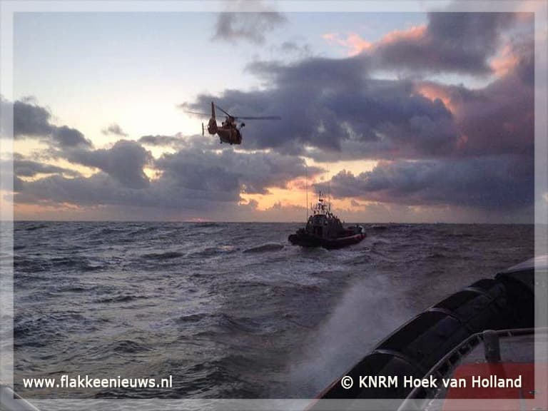 Twee kitesurfers uit zee gered